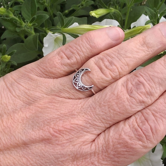 925 Sterling Silver Crescent Moon Ring in Sizes 5-10 - Picture 12 of 13